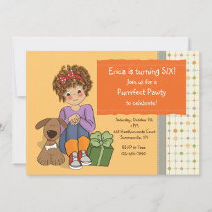 Geburtstagskind mit Einladung ihres Hundes