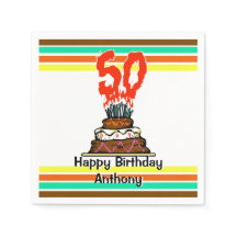 Geburtstagskuchen auf Feuer mit 50 Kerzen