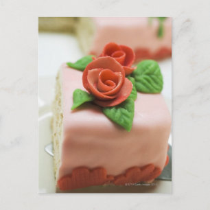 Geburtstagskuchen mit Marzipan-Rose auf Postkarte