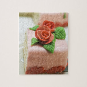Geburtstagskuchen mit Marzipan-Rose auf Puzzle