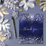 Geburtstagsnavy Blue Glitzer Budget danke Karte<br><div class="desc">Eine marineblaue Hintergrundfarbe. Die blaue Farbe ist ungleichmäßig. Dekoriert mit Imitaten silberner Glitzer Staub. Auf der Vorderseite große weiße Hand Schrift und den Text: Danke. Zurück: Personalisieren Sie Ihre Dankeschön Notiz und Name. Der Name wird mit einem modernen Skript geschrieben, das mit Swashes bearbeitet wird. Um die Swashes behalten, löschen...</div>