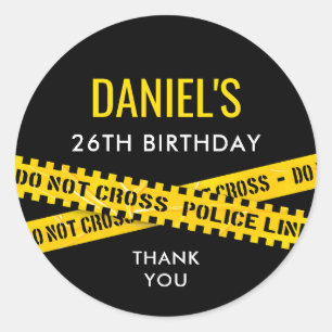 Geburtstagsparty der Kriminalszene mit gelbem Poli Runder Aufkleber