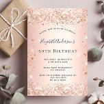 Geburtstagsparty Glitzer Rose Goldmetall Funkeln Einladungspostkarte<br><div class="desc">Für eine elegante 50. Geburtstagsfeier (oder jedes Alter). Eine Rose Gold Imitate metallisch aussehend Hintergrund. Dekoriert mit Rose Gold Imitat Glitzer. Personalisieren und fügen Sie einen Namen und Party-Details hinzu. Der Name wird mit einem handgeschriebenen Stilskript geschrieben</div>