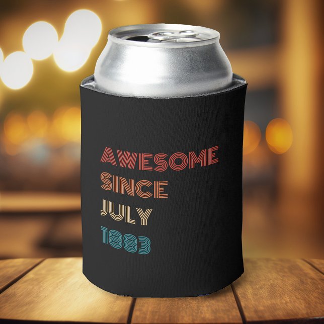 Geburtstagsparty Retro Phantastisch Dosenkühler (A soda can in a dark can cooler on a wooden table, reading "Awesome Since July 1983 in colorful text)
