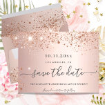 Geburtstagsparty Rose Gold Glitzer Save the Date Ankündigungspostkarte<br><div class="desc">Eine trendige und mädchenhafte Save the Date-Karte für eine 40. Geburtstagsfeier (oder jedes Alter). Ein feminin rosa, Rose Gold Imitate metallisch aussehend Hintergrund mit Imitaten Rose Gold Glitzer Staub. Personalisieren und fügen Sie ein Datum und Name/Alter 40. Dunkle Rose goldfarbene Buchstaben. Der Text: Save the Date ist mit einem großen...</div>