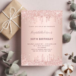 Geburtstagsparty Rose Goldblume Glitzer Tropfen Einladungspostkarte<br><div class="desc">Eine moderne, stilvolle und glamouröse Einladung für die 50. (oder jedes Alter) Geburtstagsfeier einer Frau. Ein Imitat Rose gold metallische Hintergrund mit eleganten Rose Gold Imitate Glitzer Tropfen, Farbe Tropfen Aussehen. Der Name ist mit einer modernen dunklen Rose goldfarbenen Handschrift geschrieben, die als Stilschrift dient. Personalisieren und fügen Sie einen...</div>