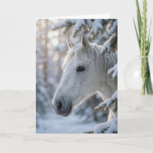 Geburtstagsweißes Pferd im schneebedeckten Kiefern Karte
