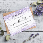 Geburtstagviolett lila Glitzer Save the Date Ankündigungspostkarte<br><div class="desc">Eine trendige und mädchenhafte Save the Date-Karte für eine 40. Geburtstagsfeier (oder jedes Alter). Ein weißer Hintergrund auf der Vorderseite mit lila, lavenfarbenen Imitaten Glitzer Staub. Personalisieren und fügen Sie ein Datum und Name/Alter 40. Der Text: Save the Date ist mit einem großen angesagten, handgeschriebenen Stilskript geschrieben. Zurück: violette Hintergrundfarbe....</div>