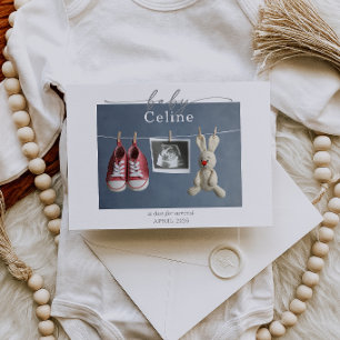 Gedämpfte graue minimalistische Schwangerschafts-A Einladung