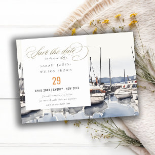 Gedämpfte Küstenboote bei der Hafenmeereslandschaf Save The Date
