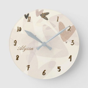 Gedämpfte Mod Hearts Whimsical Runde Wanduhr