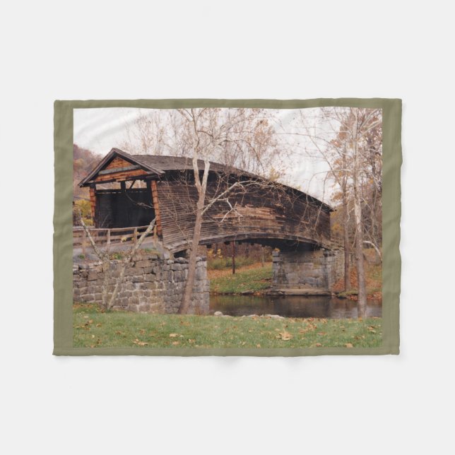 Gedeckte Brücke Fleecedecke (Vorderseite (Horizontal))