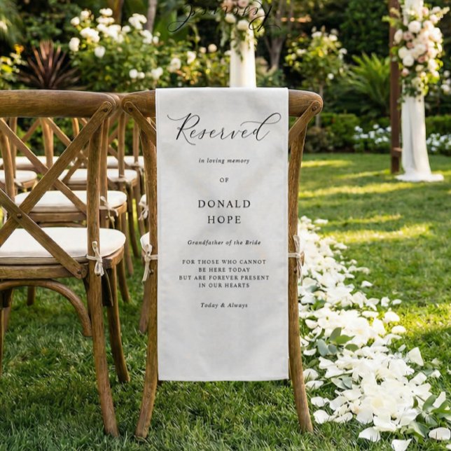 Gedenk-Hochzeit-Stuhlschild Reserviert Tuch Kurzer Tischläufer (White memorial chair fabric sign with elegant script on wooden ceremony chair outdoors)