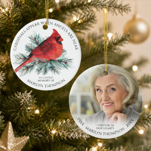 Gedenk Kardinalvögel erscheinen, wenn Engel in der Keramik Ornament
