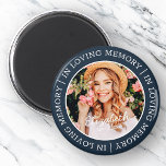 Gedenken an das moderne, maßgeschneiderte Foto der Magnet<br><div class="desc">Dieses einfache und moderne Design besteht aus Serifentypografie und fügt ein individuelles Foto hinzu. "In Loving Memory" umkreist das Foto Ihres Lieben.</div>