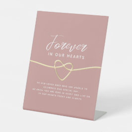 Gedenkfeier für Dusty Rose Sockelschild