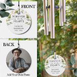 Gedenkfeier in unserem Herz-Foto Windspiel<br><div class="desc">Zwei Seiten-Design. Für immer in unseren Herzen floralen Wasserfarben Äste,  Schmetterling,  Gedächtnisdenkmal personalisiert Garten Windschatten. Die Vorderseite des Chime ist personalisiert mit Namen und Daten. Die Rückseite des Designs ist ein vollständiges Foto,  einfach zu anpassen,  verwenden Sie einfach die Option Vorlage bearbeiten. Weißes rustikales Holz</div>
