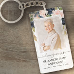 Gedenkliches Foto in der liebenden Erinnerung rosa Schlüsselanhänger<br><div class="desc">Blumengeweihter Foto-Keyring zum Feiern des Lebens Ihrer Lieben. Das Template-Design kann leicht mit Ihrem eigenen Foto und Text personalisiert werden,  um eine besondere Hommage an Ihre Lieben oder als Teil ihrer Beerdigung,  Gedenkstätte oder Feier des Lebens zu schaffen.</div>