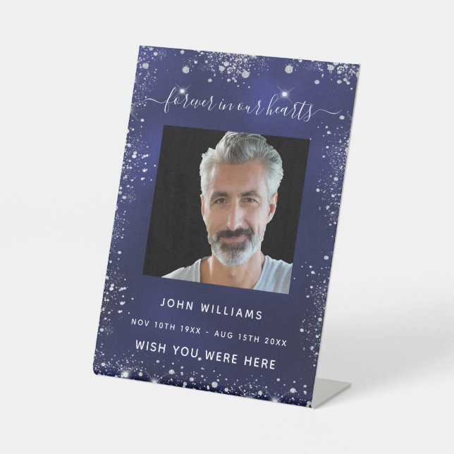 Gedenkstätte des Fotos "Navy Blue Glitzer" Sockelschild (Vorderseite)