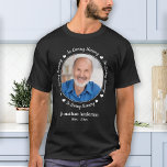 Gedenkstätte für das personalisierte Foto T-Shirt<br><div class="desc">Ehre deinen Lieben mit einem maßgeschneiderten Foto-Denkmal-T - Shirt. Dieser einzigartige Denkmalschutz ist das perfekte Geschenk für sich selbst, Familie oder Freunde, um Ihre Liebsten zu ehren. Wir hoffen, dass Ihr T - Shirt Ihnen Frieden, Freude und glückliche Erinnerungen bringen wird. Zitat "In Loving Memory". Mit beliebigem Foto, Name, Datum...</div>
