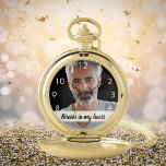 Gedenkstätte für kundenspezifisches Foto für immer Taschenuhr<br><div class="desc">Personalisieren Sie Ihr eigenes Foto. Ein weißer Rahmen mit schwarzem Text. Weiße Zahlen von 8 bis 4. Mit dem Text: Für immer im Herzen.</div>