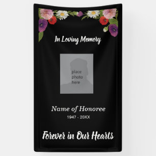 Gedenkstätte mit Blumengrenze und Foto Banner