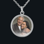 Gedenkstätte Vater Foto Bouquet Charm Sterling Silberkette<br><div class="desc">Personalisieren Sie diesen Charme mit einem Foto Ihres Vaters,  damit Sie ihn bei Ihrer Hochzeit mitnehmen können. Man könnte es als Halskette tragen oder mit einem Band als Bouquet-Charme hinzufügen.</div>