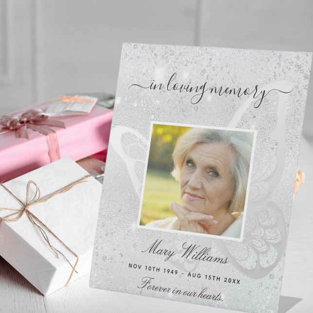 Gedenkstätte zum Schmetterling-Foto des Silberschm Sockelschild (Von Creator hochgeladen)