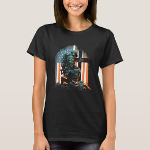 Gedenktag Veteran Soldat Kniet Kreuz USA Ameri T-Shirt