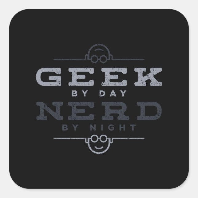 Geek by Day Nerd by Night Quadratischer Aufkleber (Vorderseite)