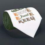 Geek nicht Freak Krawatte<br><div class="desc">Diese Geek nicht Freak Krawatte kann personalisiert sein,  einen beliebigen Farbhintergrund zu haben. Wählen Sie dieses Produkt individuell und genießen Sie die Auswahl aus einer Vielzahl von Farben aus unserer Palette.</div>