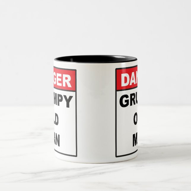 Gefahr: Grumpy Old Man Zweifarbige Tasse (Mittel)