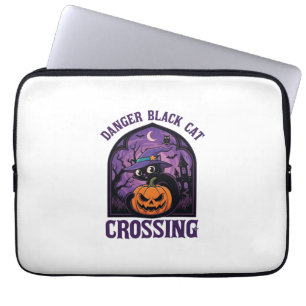 Gefahr Schwarze Katze überquert Halloween Kürbis H Laptopschutzhülle
