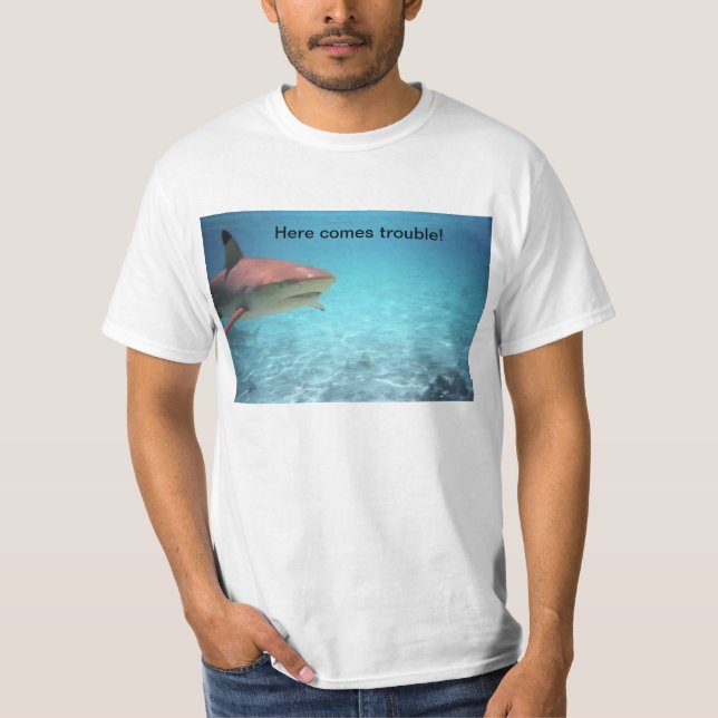 Gefährlicher Haifisch im Wasser T-Shirt (Vorderseite)