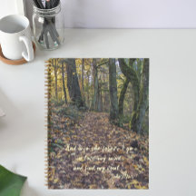 Gefallene Blätter auf dem Waldweg John Muir Zitat