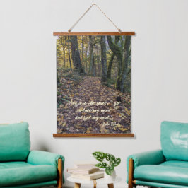 Gefallene Blätter auf dem Waldweg John Muir Zitat Wandteppich Mit Holzrahmen