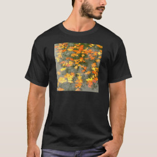 gefallenes Blätter im Regen T-Shirt