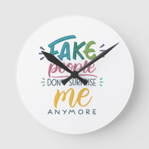 Gefälschte Menschen überraschen mich nicht mehr Runde Wanduhr