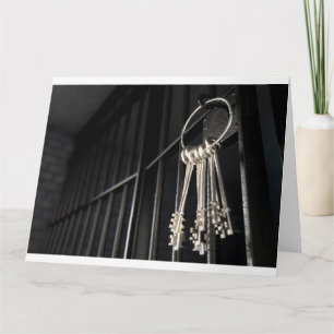 Gefängniszelle mit offener Tür und Haufen von Schl Karte