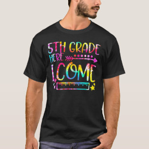 Gefärbte Krawatte 5th Klasse Hier kommen Jungs Mäd T-Shirt