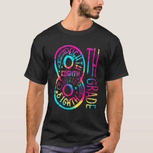Gefärbte Krawatte 8. Grade Typografy Teacher Team T-Shirt