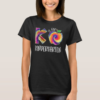 Gefärbte Krawatte K ist für Kindergartenlehrer wie T-Shirt