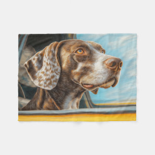 Gefleckter Hund auf einem Auto-Abenteuer-Kunstprin Fleecedecke