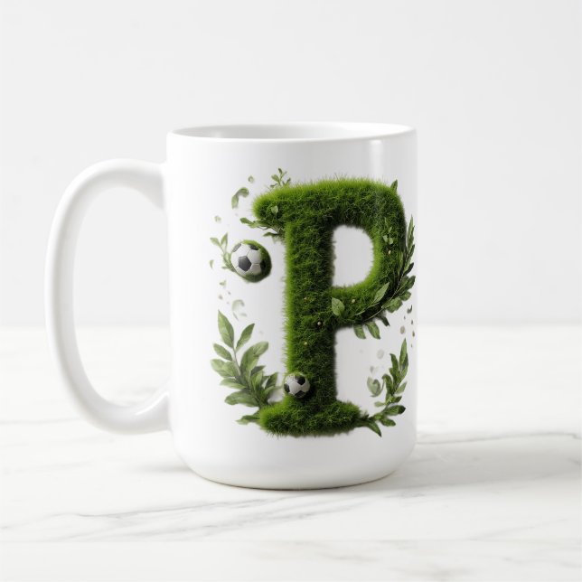 Geformter Grasbuchstabe mit Fußbällen Kaffeetasse (Links)