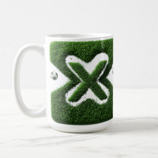 Geformter Grasbuchstabe mit Fußbällen Kaffeetasse (Links)