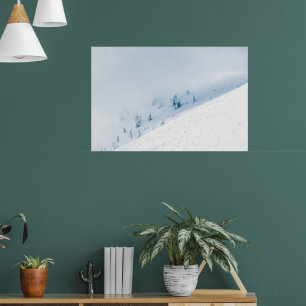 Gefrorene Bäume Sonne und Wolken in den Bergen Poster
