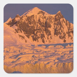 gefrorene glaziale Berglandschaft entlang der Quadratischer Aufkleber