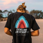 Gefühl Jawsome Shark Funny Summer Puns Black T-Shirt<br><div class="desc">Holen Sie sich dieses GEFÜHL JAWSOME FUNNY SHARK SURFBOARD SOMMER BEACH VACATION Grafik drucken,  es ist eine perfekte Ergänzung zu Ihrem Sommerschrank und es ist für Surfer,  Wassersportfreunde oder Strandliebhaber,  die Liebe,  zum Strand zu gehen und Wellen mit einem Surfbrett zu reiten.</div>