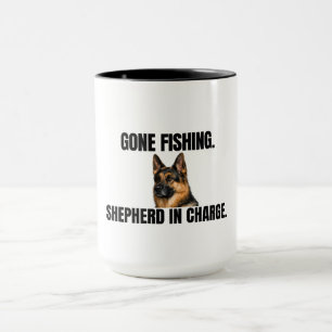Gegangen Fischen. Schäferhund in Charge. Tasse