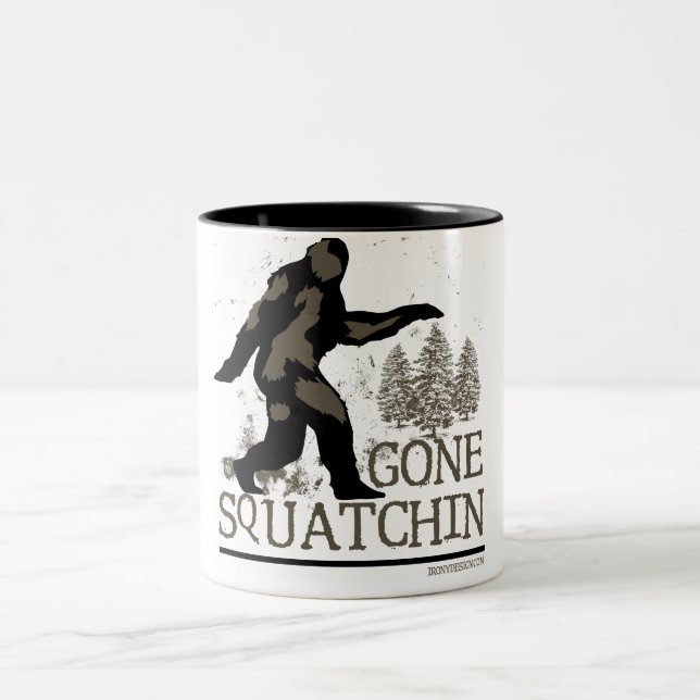 Gegangenes Squatchin Zweifarbige Tasse (Mittel)
